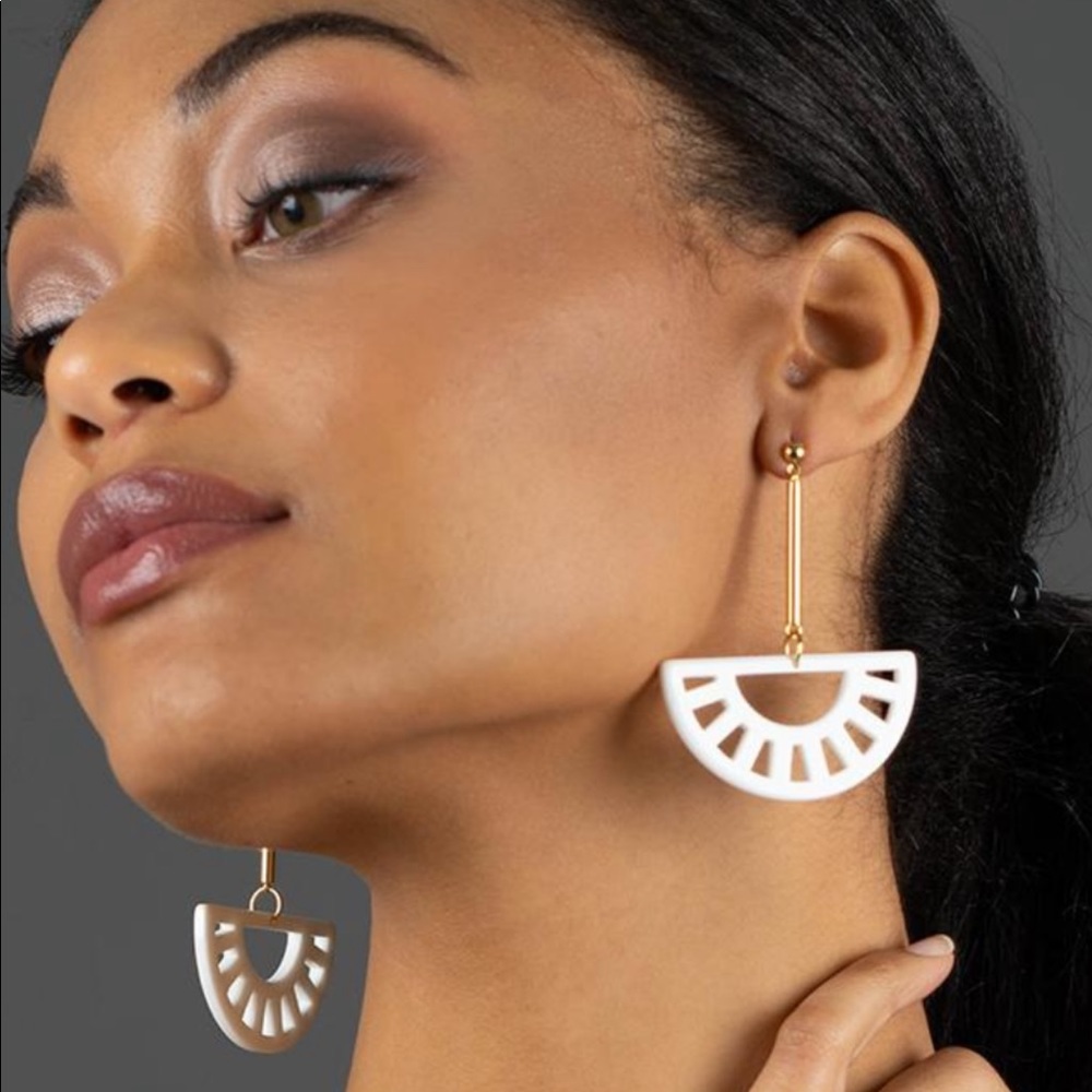 UNCOMMON JAMES MORINGA EARRINGS - Picture 2 of 6